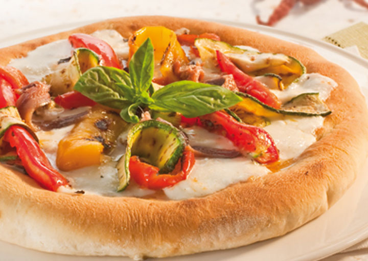 Pizza con mozzarella e verdure